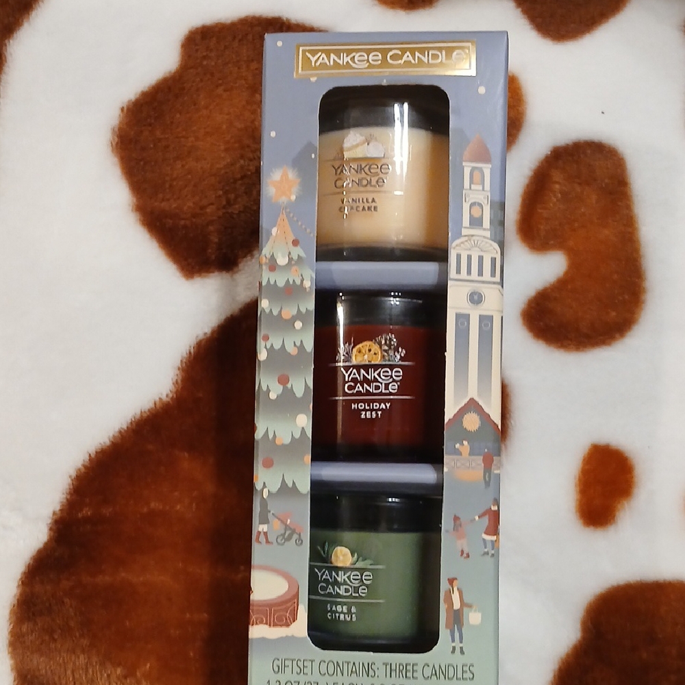 Yankee Candle Trio - Vanilla, Holiday Red, Evergreen